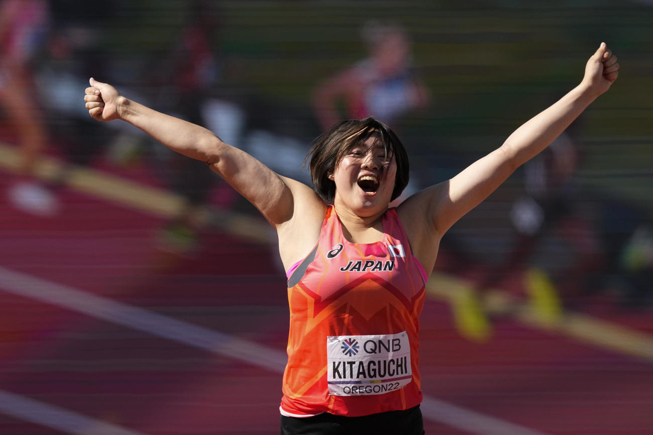 女子やり投げ一投目で決勝進出を決めて喜ぶ北口榛花（AP）