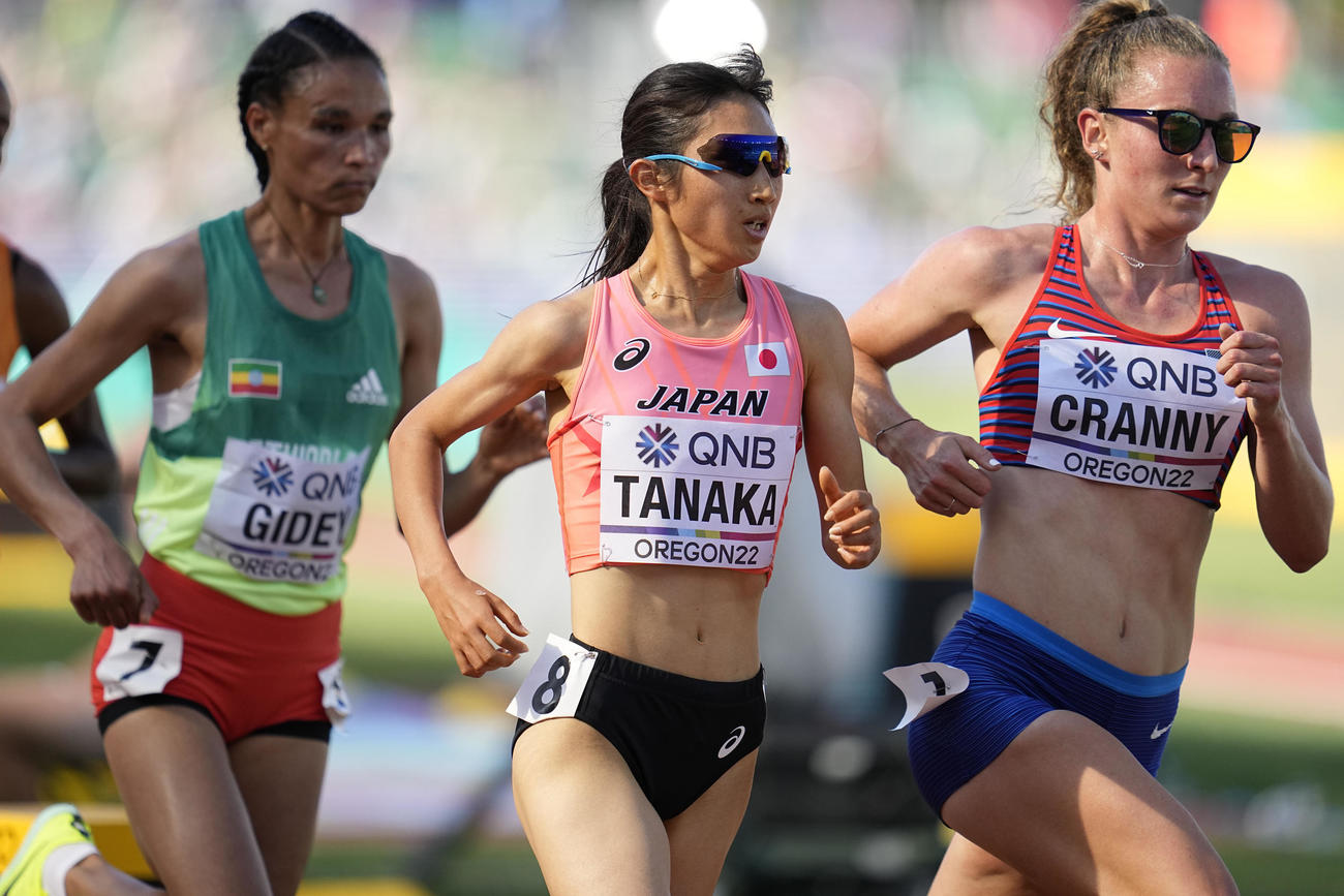 女子5000メートル予選で力走する田中希実（中央）（AP）