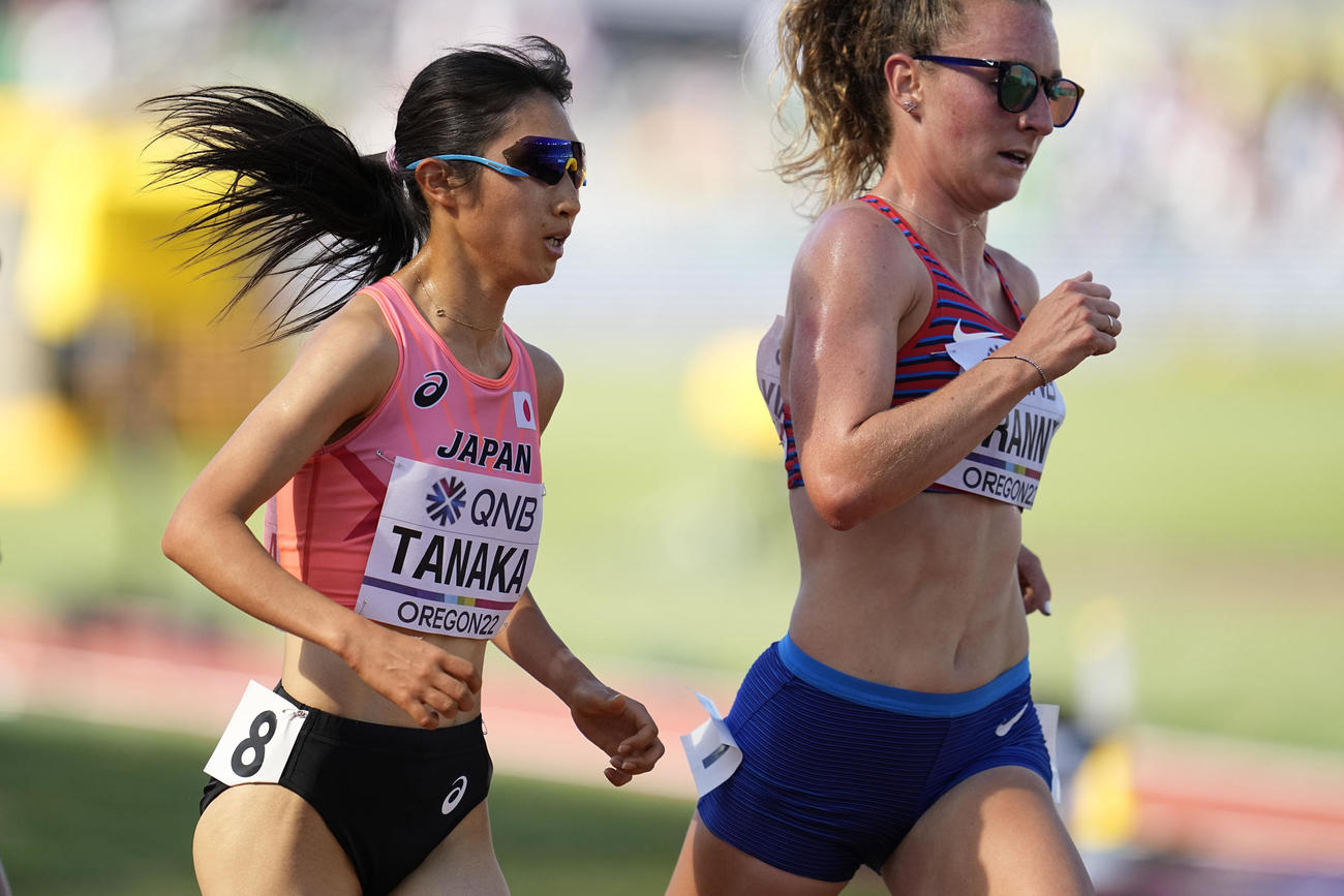 女子5000メートル予選で力走する田中希実（左）（AP）