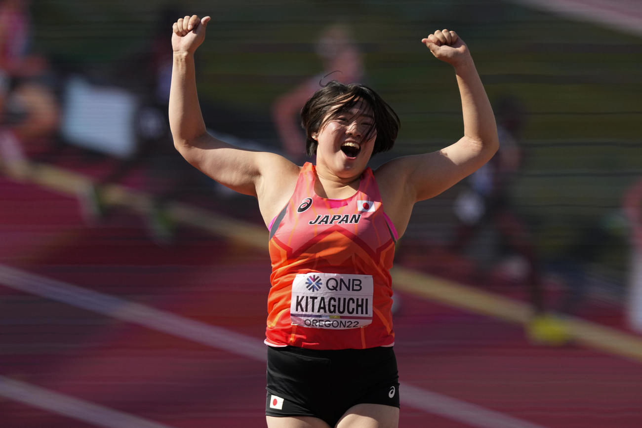 女子やり投げ一投目で決勝進出を決めて喜ぶ北口榛花（AP）
