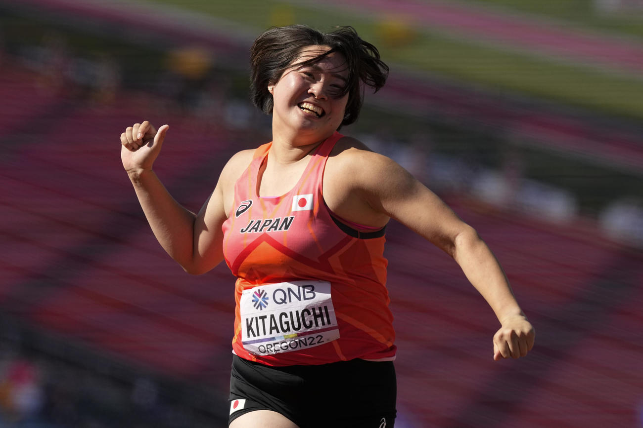 女子やり投げ一投目で決勝進出を決めて喜ぶ北口榛花（AP）
