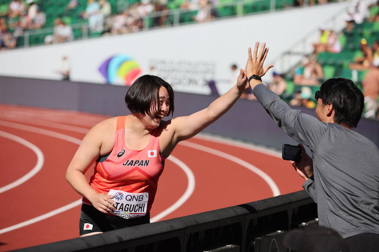 女子やり投げ予選、1回目の投てきで64メートル32をマークして決勝進出を決め、喜ぶ北口（代表撮影）
