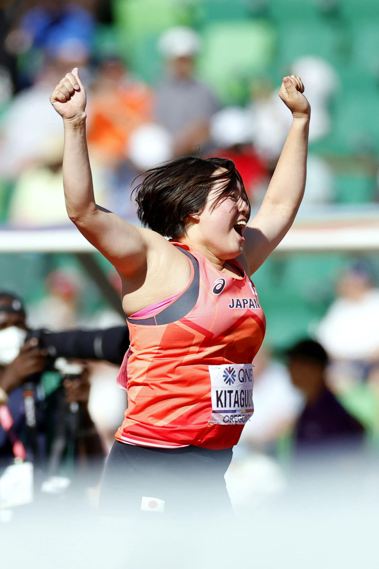 女子やり投げ予選、1回目の投てきで64メートル32をマークして決勝進出を決め、喜ぶ北口（代表撮影）
