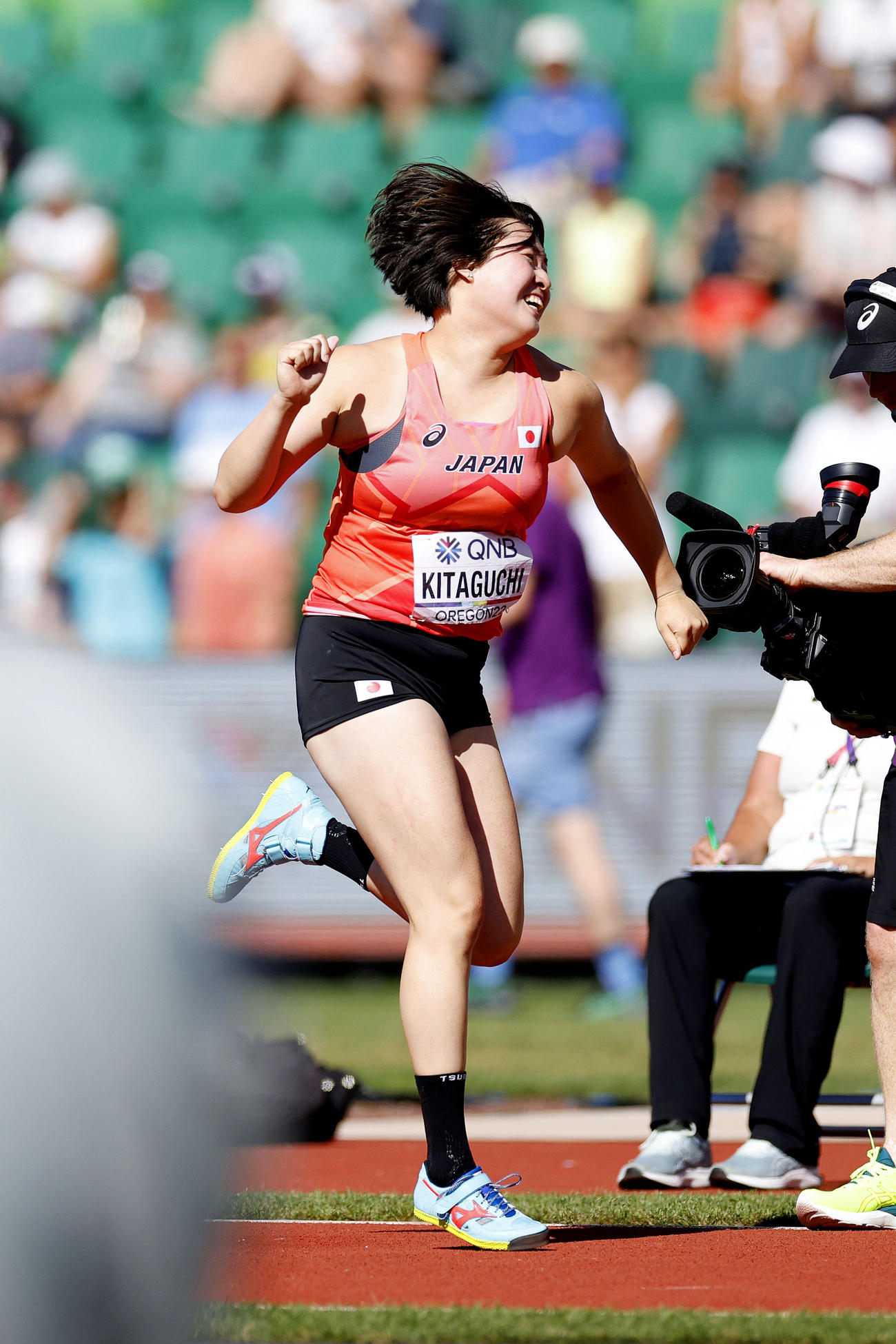 女子やり投げ予選、1回目の投てきで64メートル32をマークして決勝進出を決め、喜ぶ北口（代表撮影）