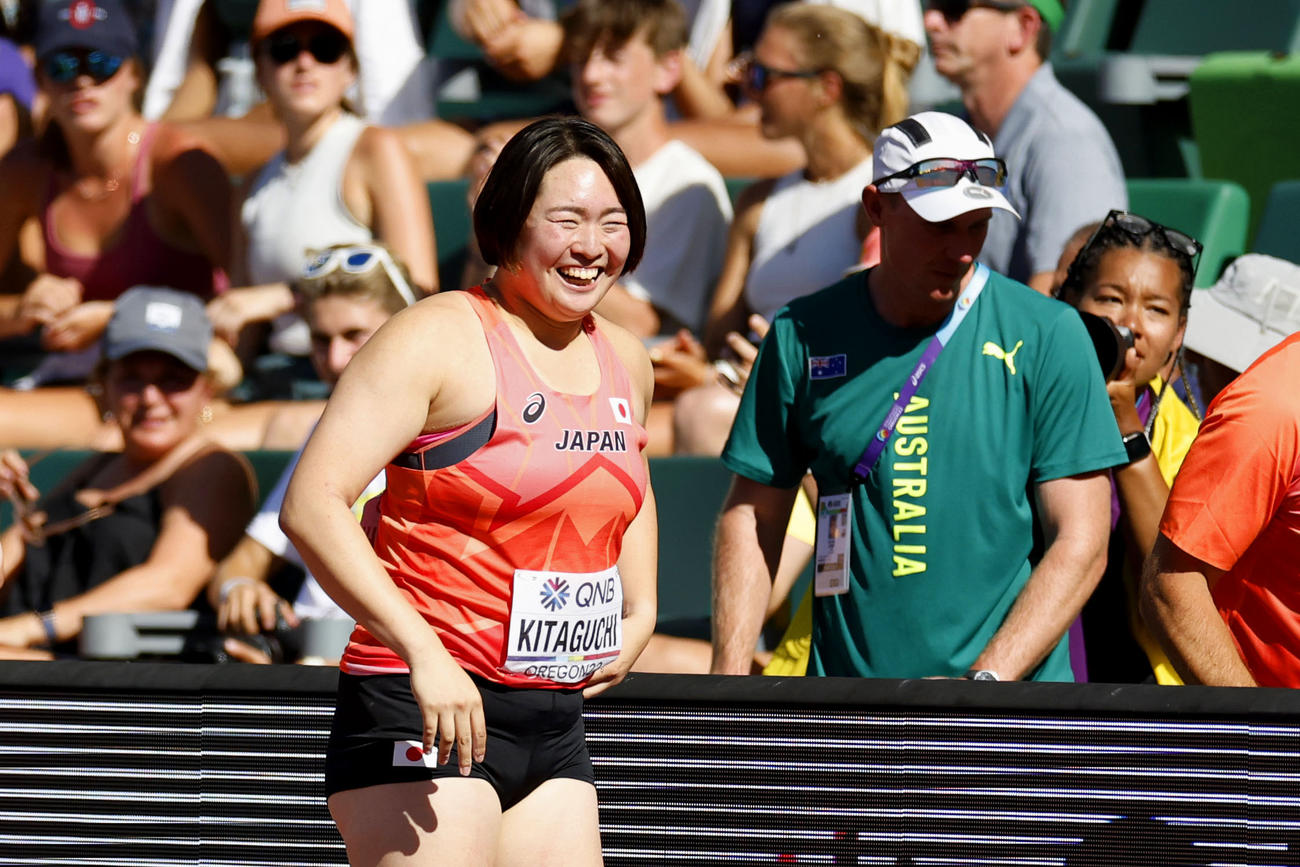 女子やり投げ予選、1回目の投てきで64メートル32をマークして決勝進出を決め、喜ぶ北口（代表撮影）