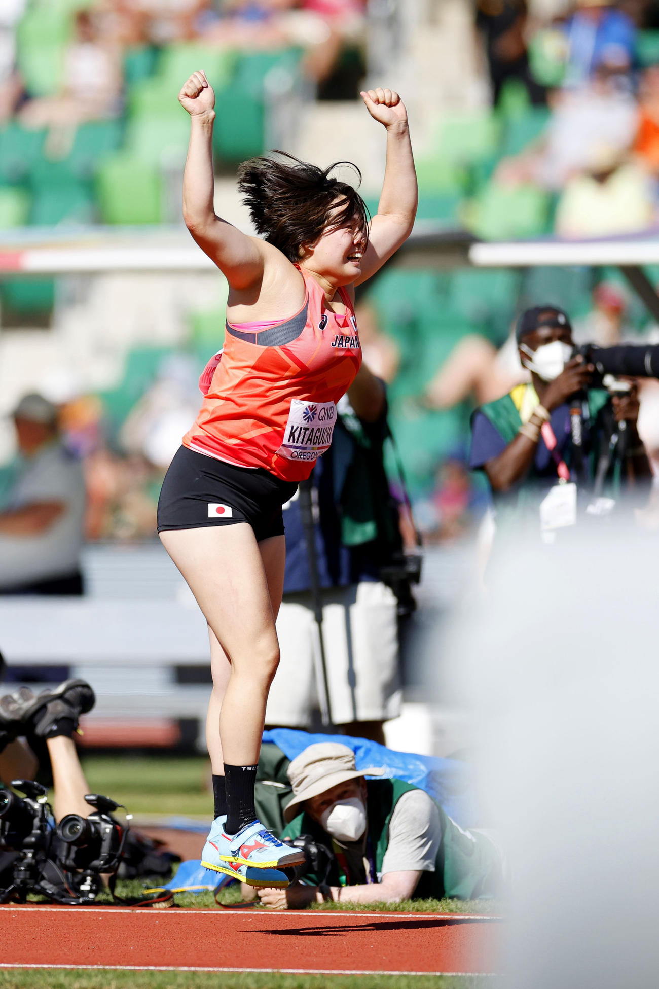 女子やり投げ予選、1回目の投てきで64メートル32をマークして決勝進出を決め、喜ぶ北口（代表撮影）