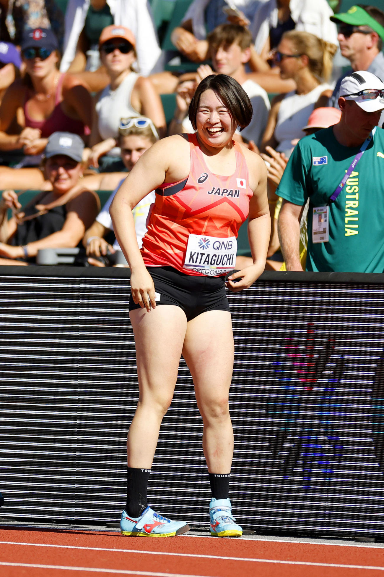 女子やり投げ予選、1回目の投てきで64メートル32をマークして決勝進出を決め、喜ぶ北口（代表撮影）