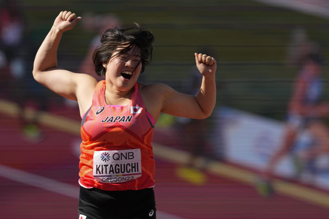 女子やり投げ一投目で決勝進出を決めて喜ぶ北口榛花（AP）