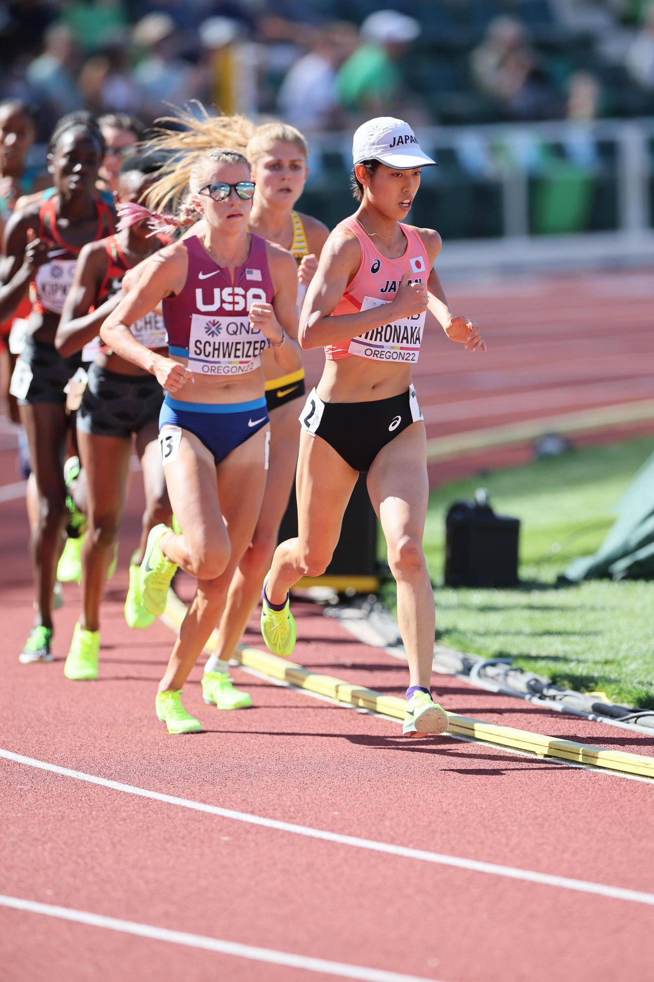 女子5000メートル予選で力走する広中（右端）（代表撮影）