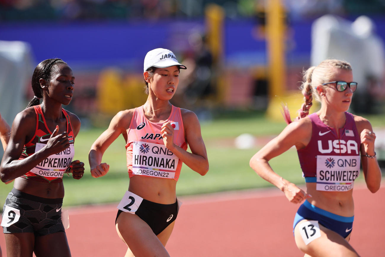 女子5000メートル予選で力走する広中（中央）（代表撮影）