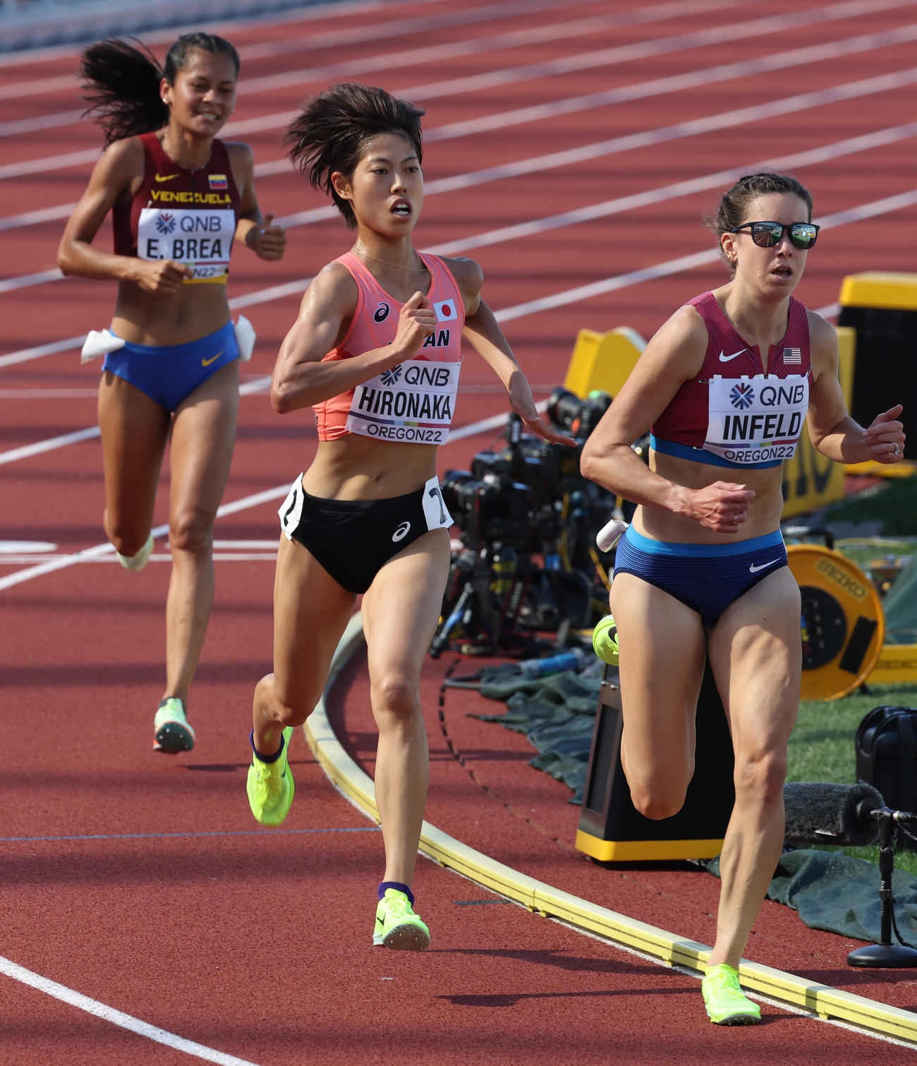 女子5000メートル予選で力走する広中（中央）（代表撮影）