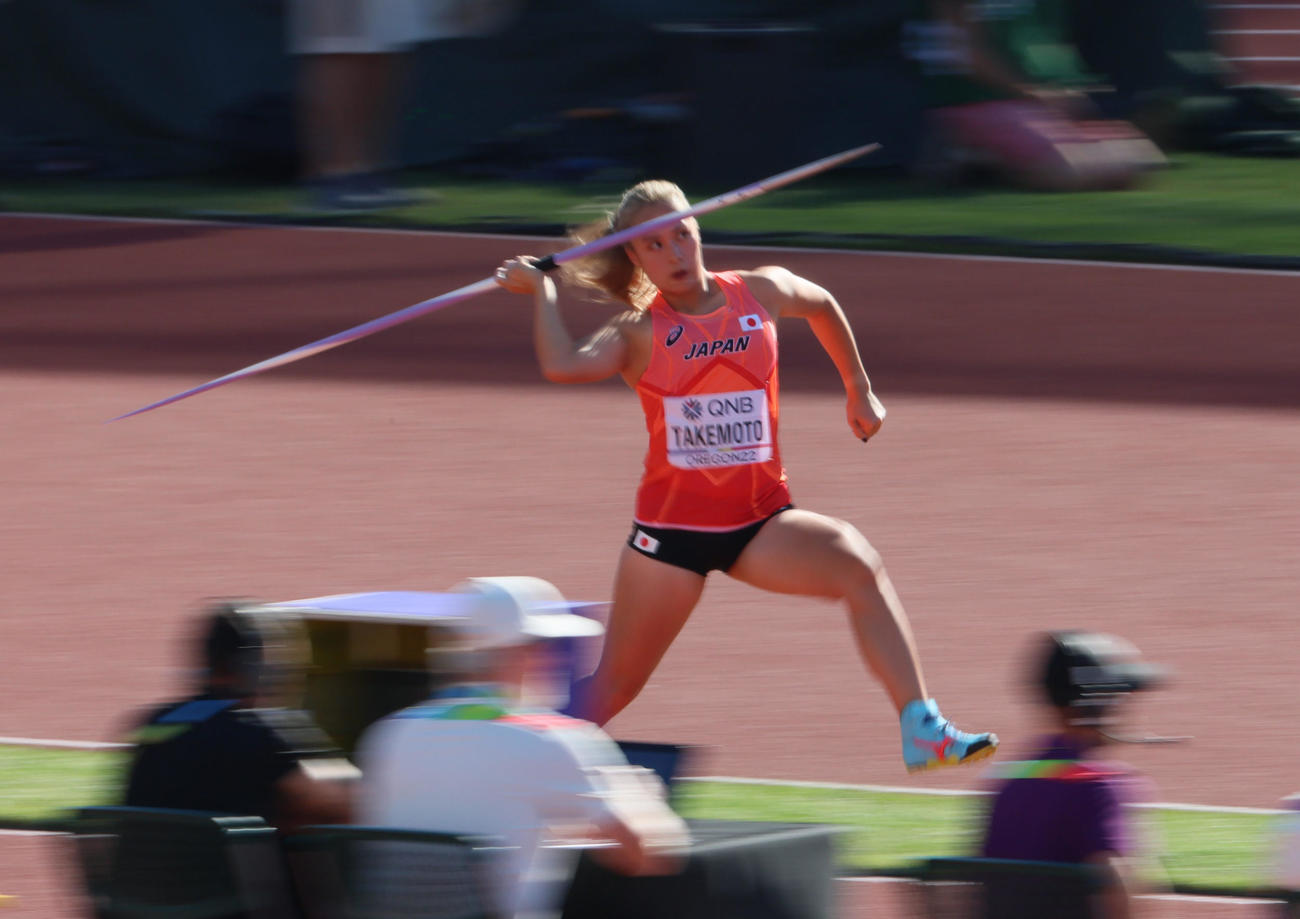女子やり投げ予選で3回目の投てきをする武本（代表撮影）