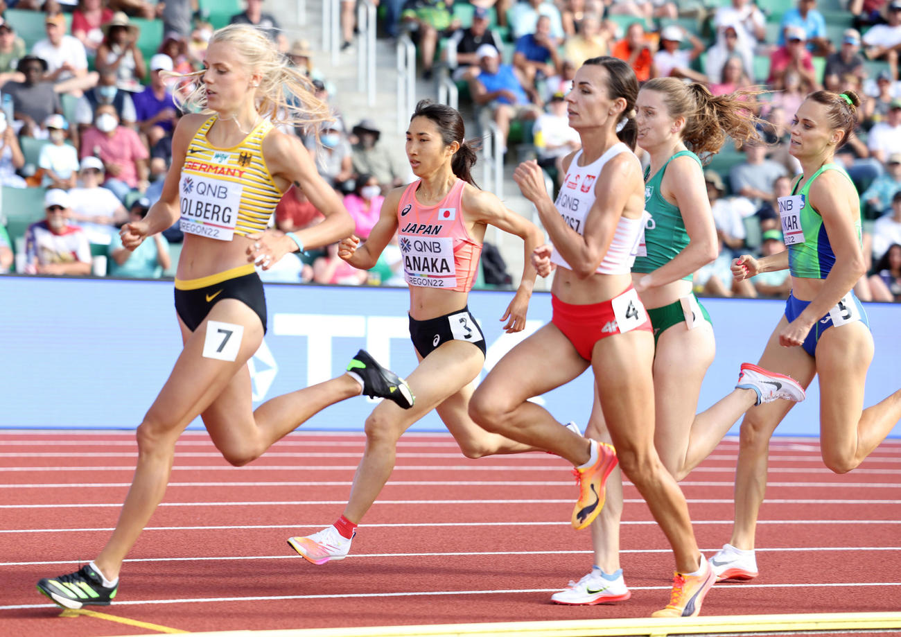 女子800メートル予選、力走する田中（左から2人目）（代表撮影）