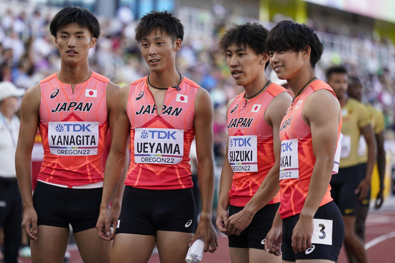 男子400メートルリレー予選を終えた、左から柳田大輝、上山紘輝、鈴木涼太、坂井隆一郎（AP）