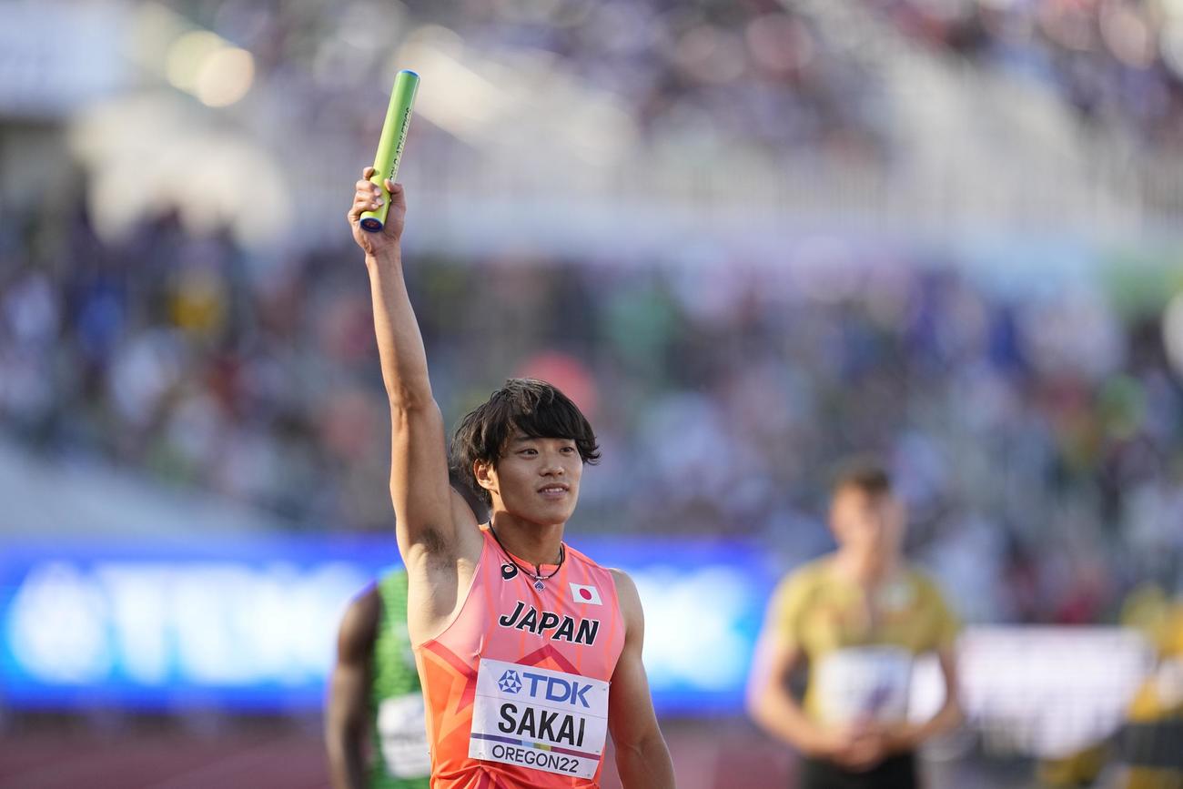 男子400メートルリレー予選に臨む1走の坂井隆一郎（AP）