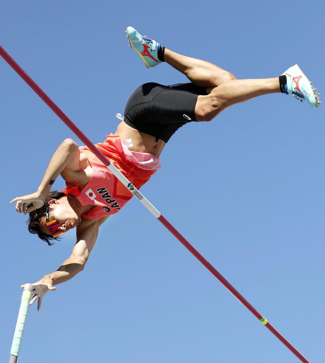 男子棒高跳び予選　5ｍ30をクリアする山本聖途（代表撮影）