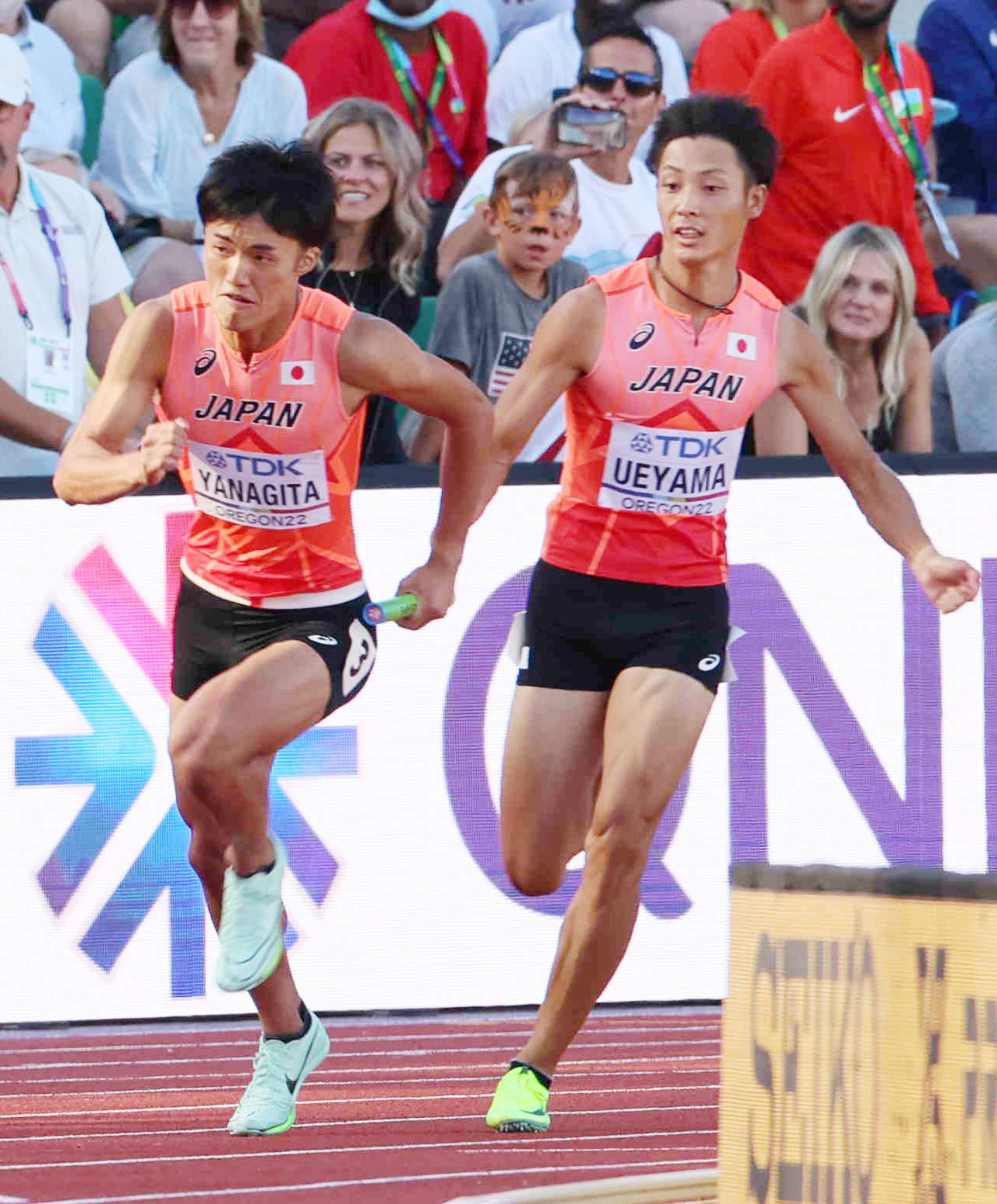 男子400メートルリレー予選　第3走者の上山紘輝（右）からバトンを受け取る柳田大輝（代表撮影）