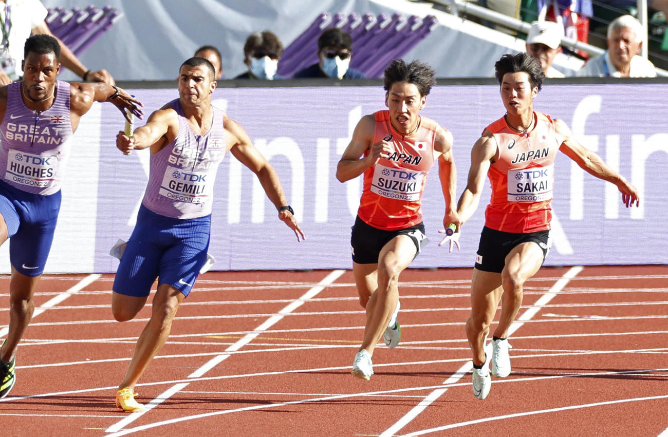男子400メートルリレー予選　第2走者の鈴木涼太（右から2人目）へバトンを渡す坂井隆一郎（代表撮影）