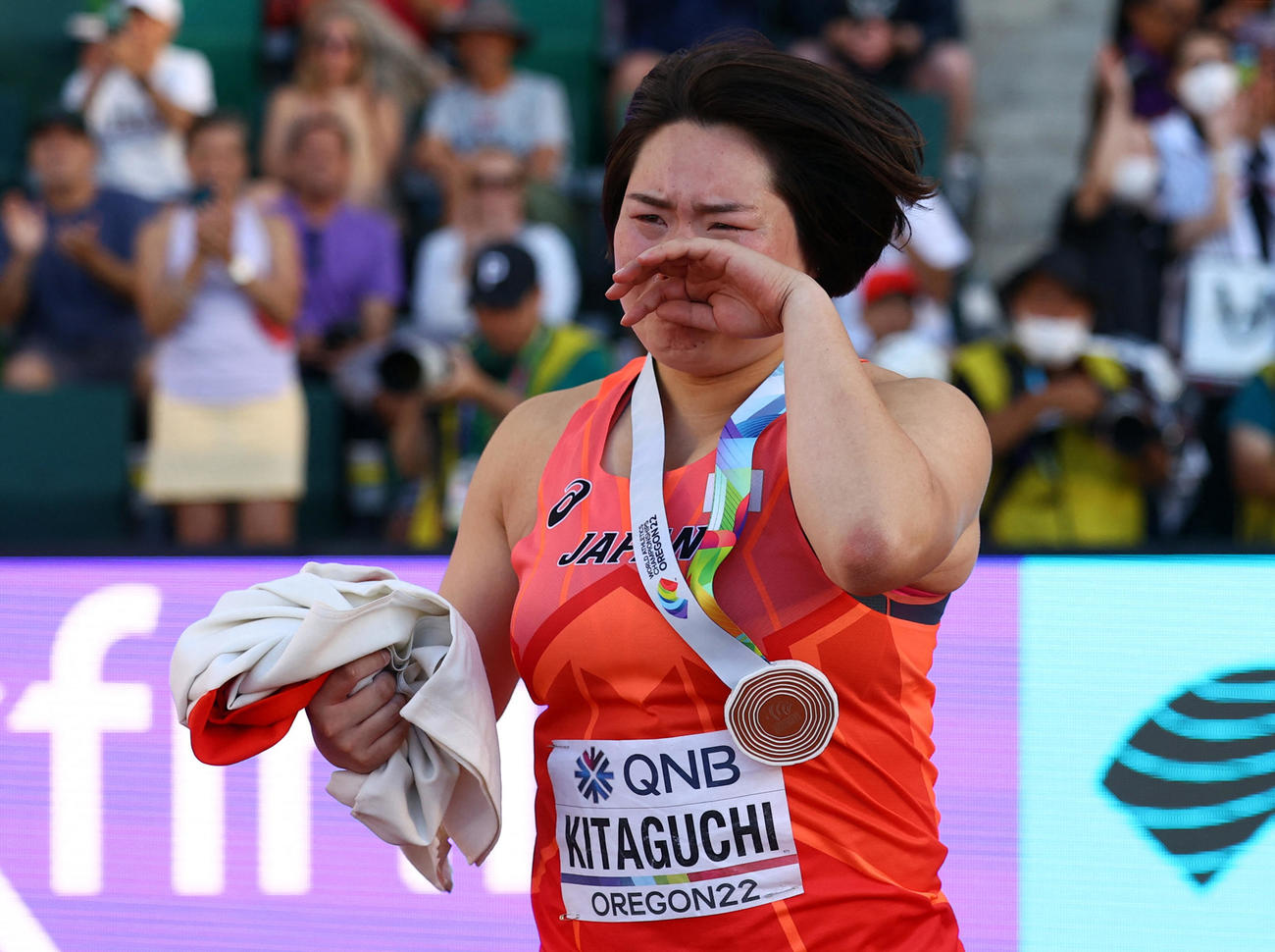 女子やり投げで銅メダルとなり、涙ぐむ北口榛花（ロイター）