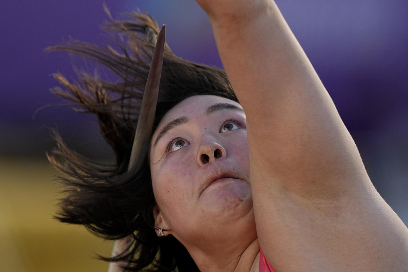 決勝でやりを投げる北口榛花（AP）