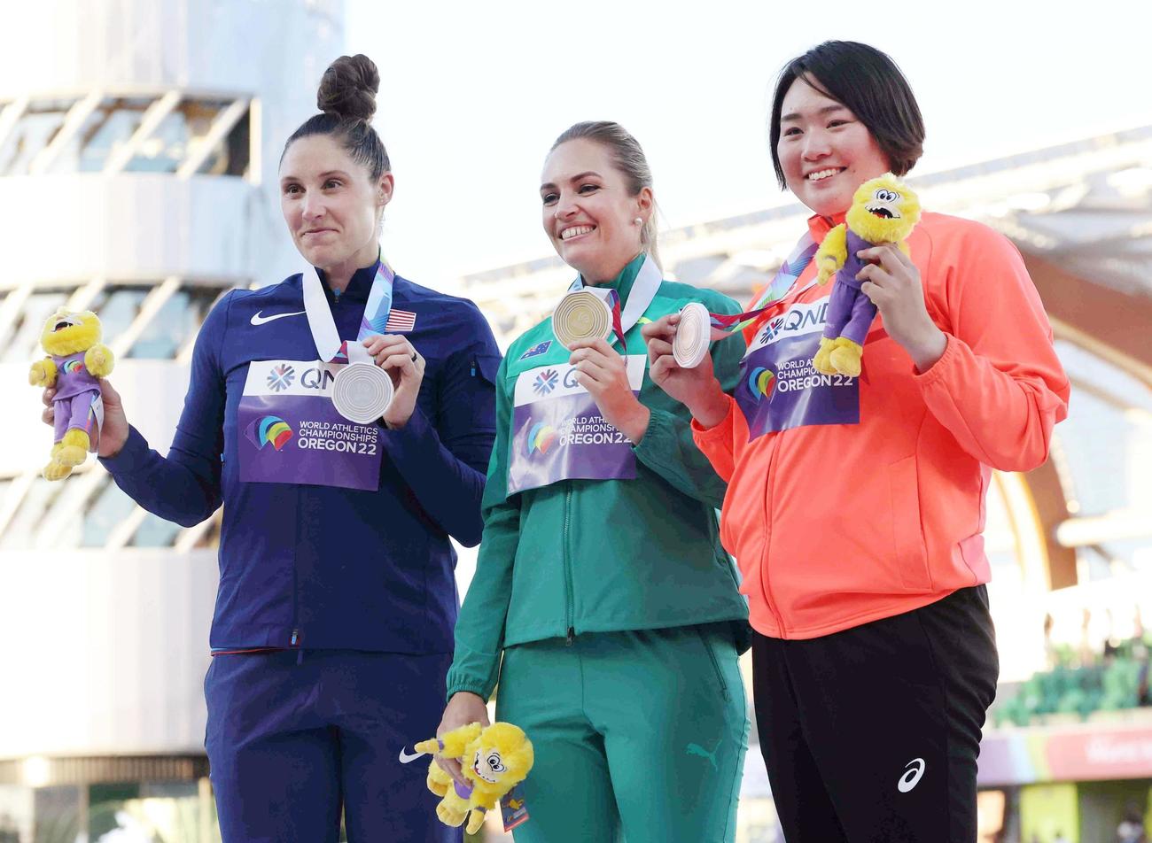 女子やり投げで銅メダルを獲得し、笑顔の北口榛花（右）（代表撮影）