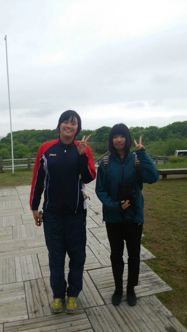 笑顔でVサインする学生時代の北口（左）と森菜々穂さん（森さん提供）