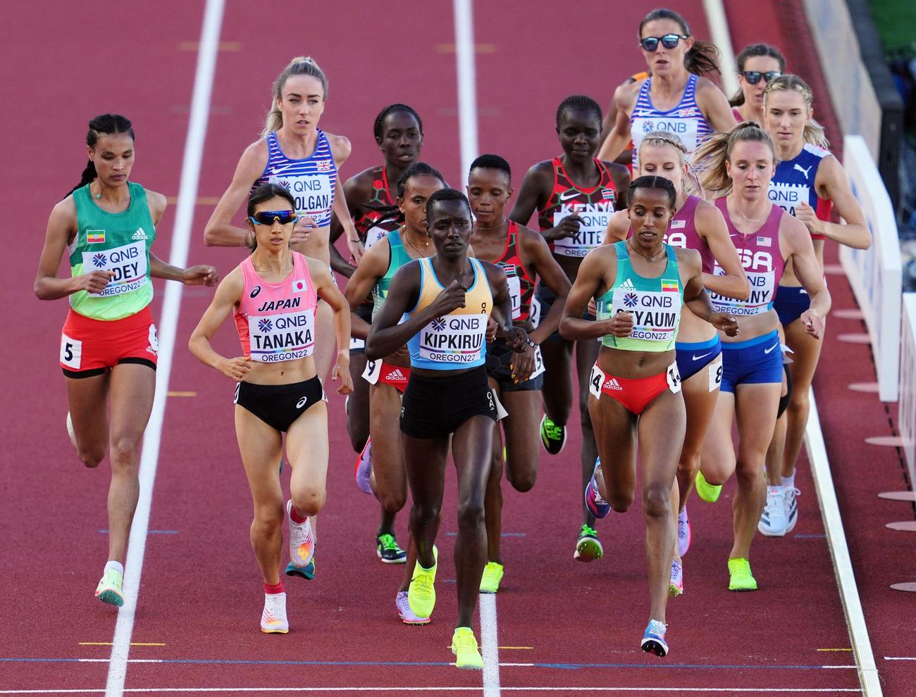 世界陸上　女子5000メートル決勝を走る田中希実（左から2人目）（ロイター）