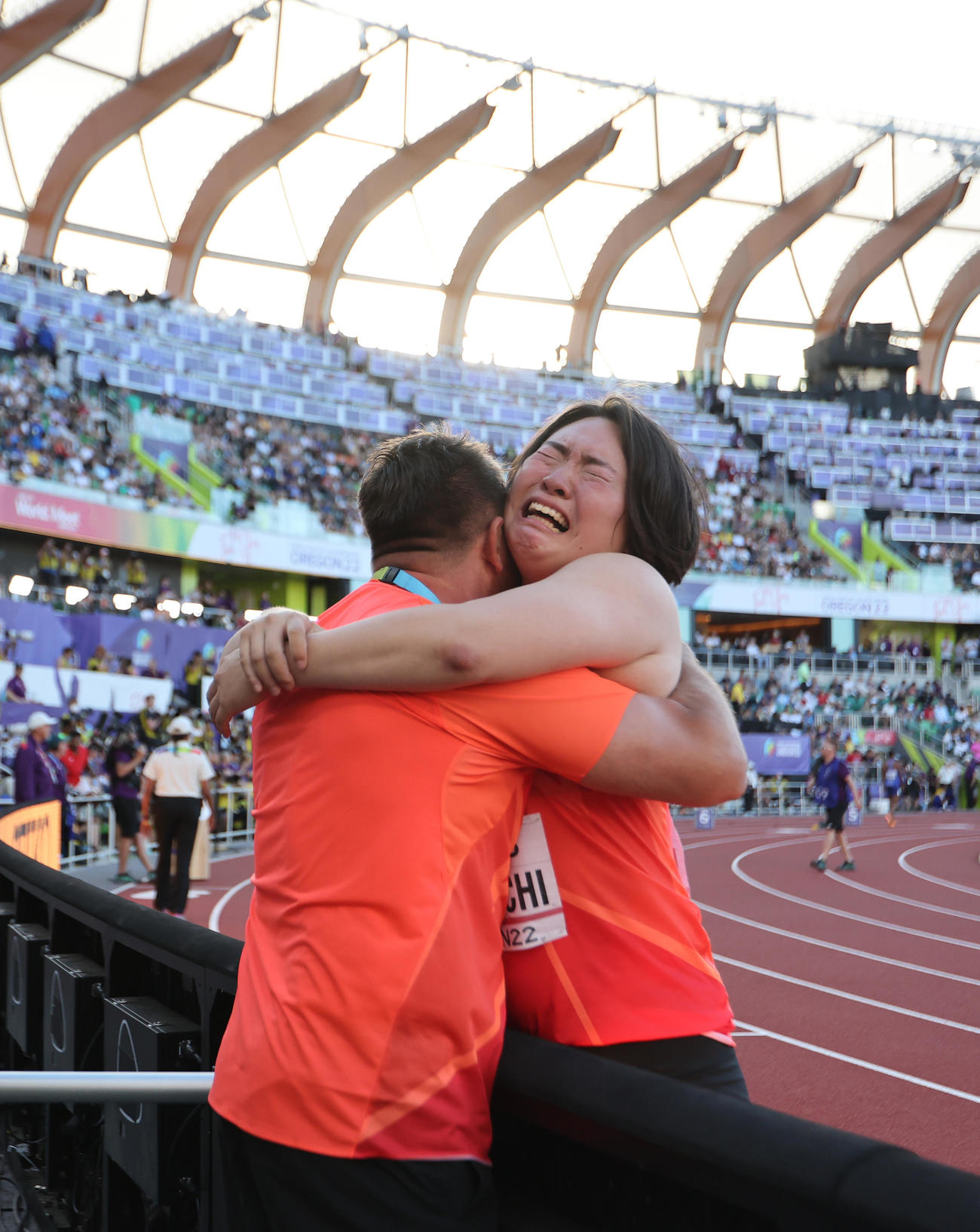 女子やり投げ決勝　6投目で記録を伸ばし、セケラックコーチ（左）と抱き合って喜ぶ北口（代表撮影）