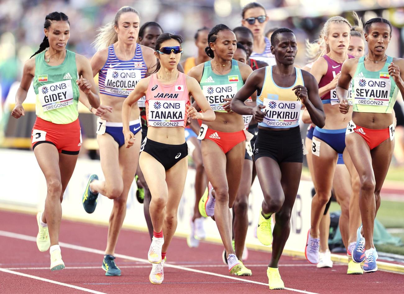 女子5000メートル決勝で12位だった田中希実（左から3人目）（代表撮影）