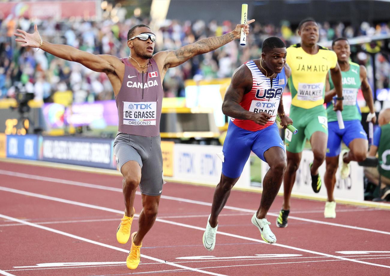 男子400 メートル リレー決勝　1位でゴールするカナダのアンドレ・ドグラス（左端）。右隣は米国のマービン・ブレーシー（代表撮影）
