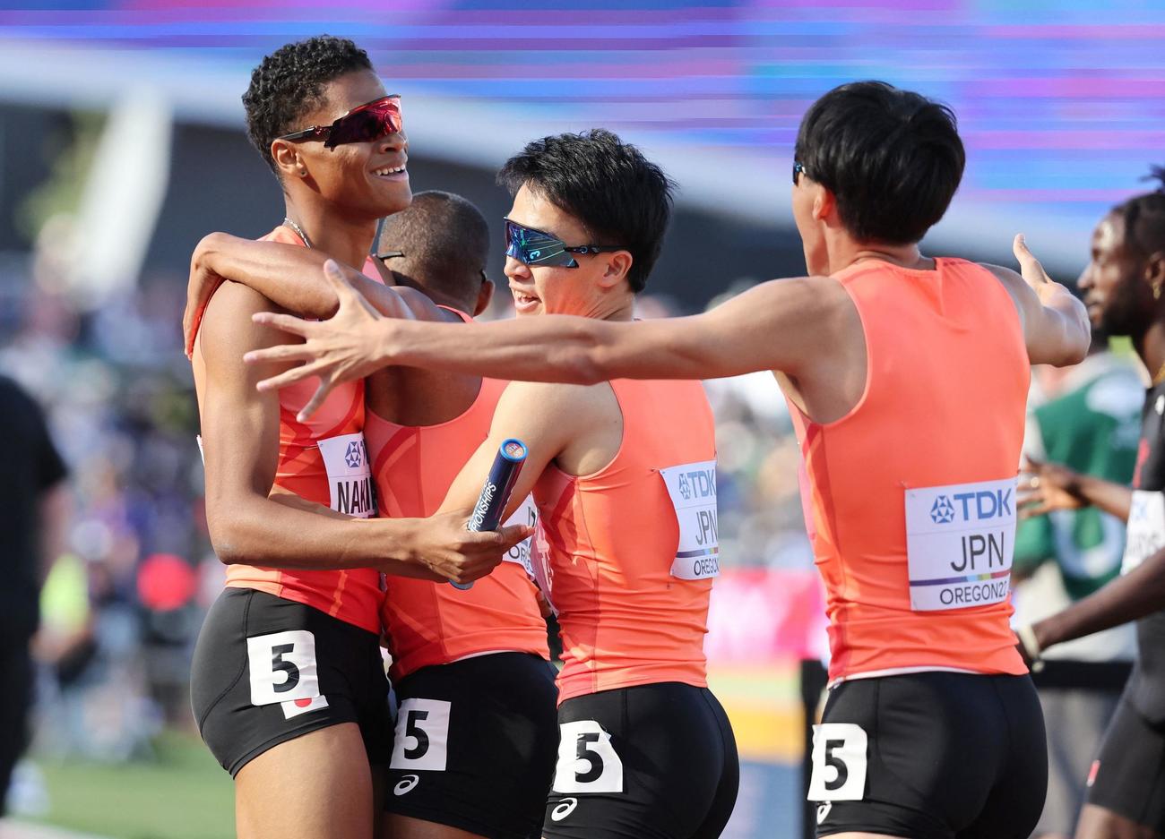 4×400mリレーで決勝進出の日本チームは抱き合って喜ぶ（ロイター）