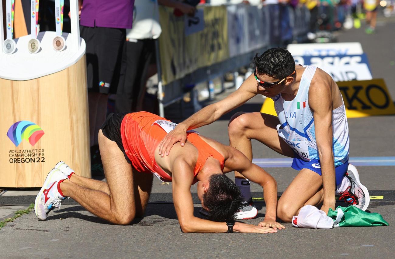35キロ競歩で銀メダルを獲得した川野将虎はゴール直後に倒れ込む（ロイター）