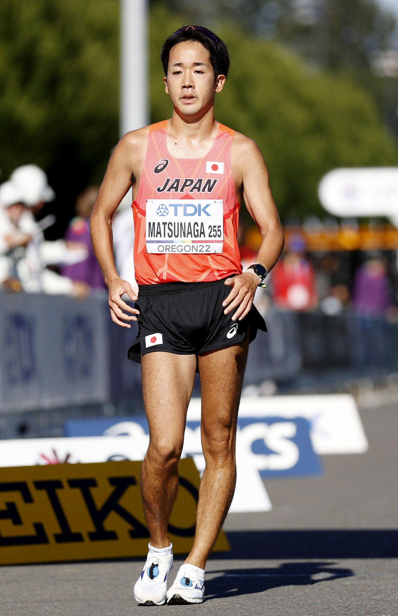 男子35キロ競歩、26位でゴールする松永大介（共同）