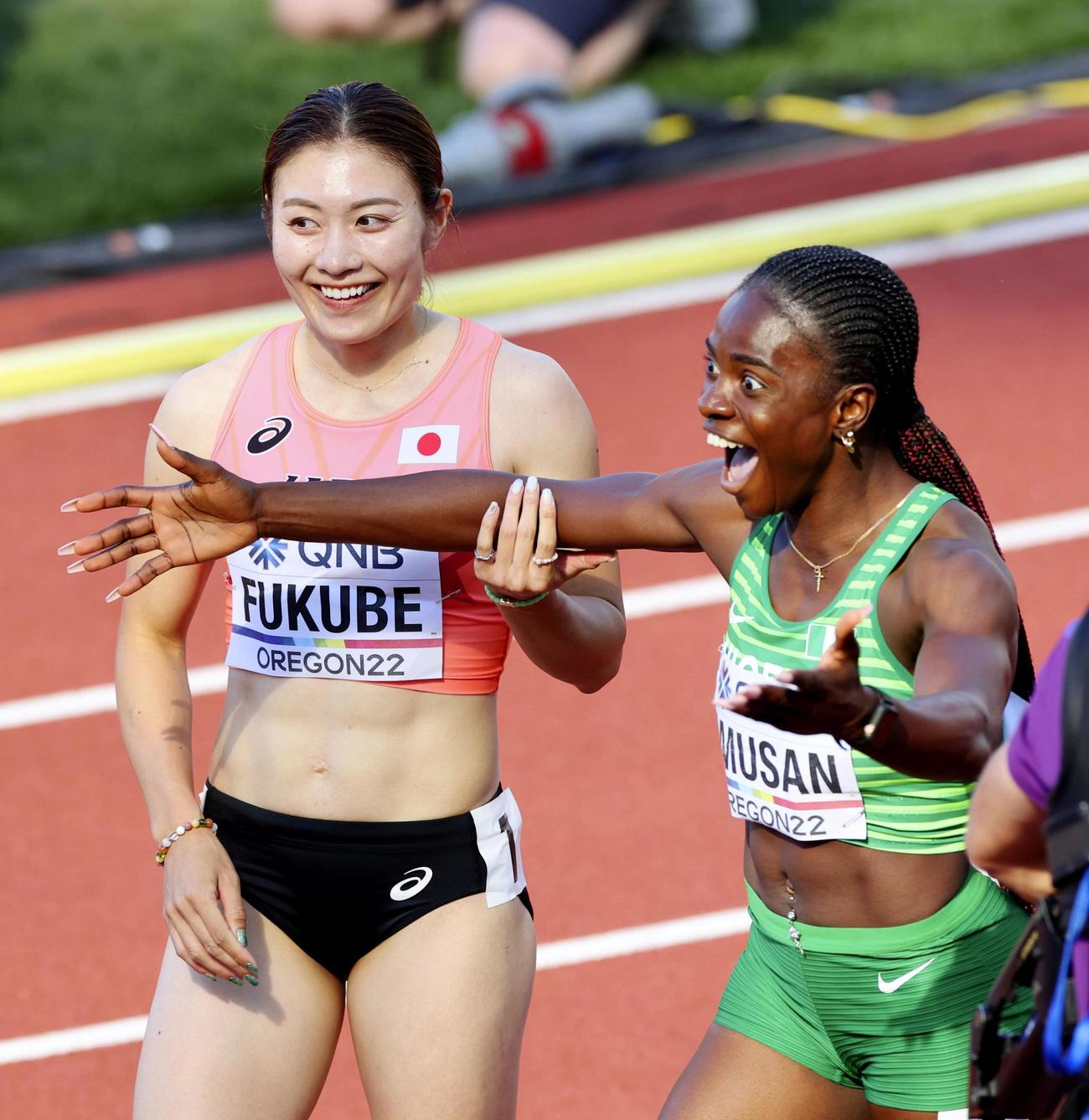 女子100メートル障害準決勝で世界新を出したトビ・アムサン（右）を祝福する福部真子（代表撮影）