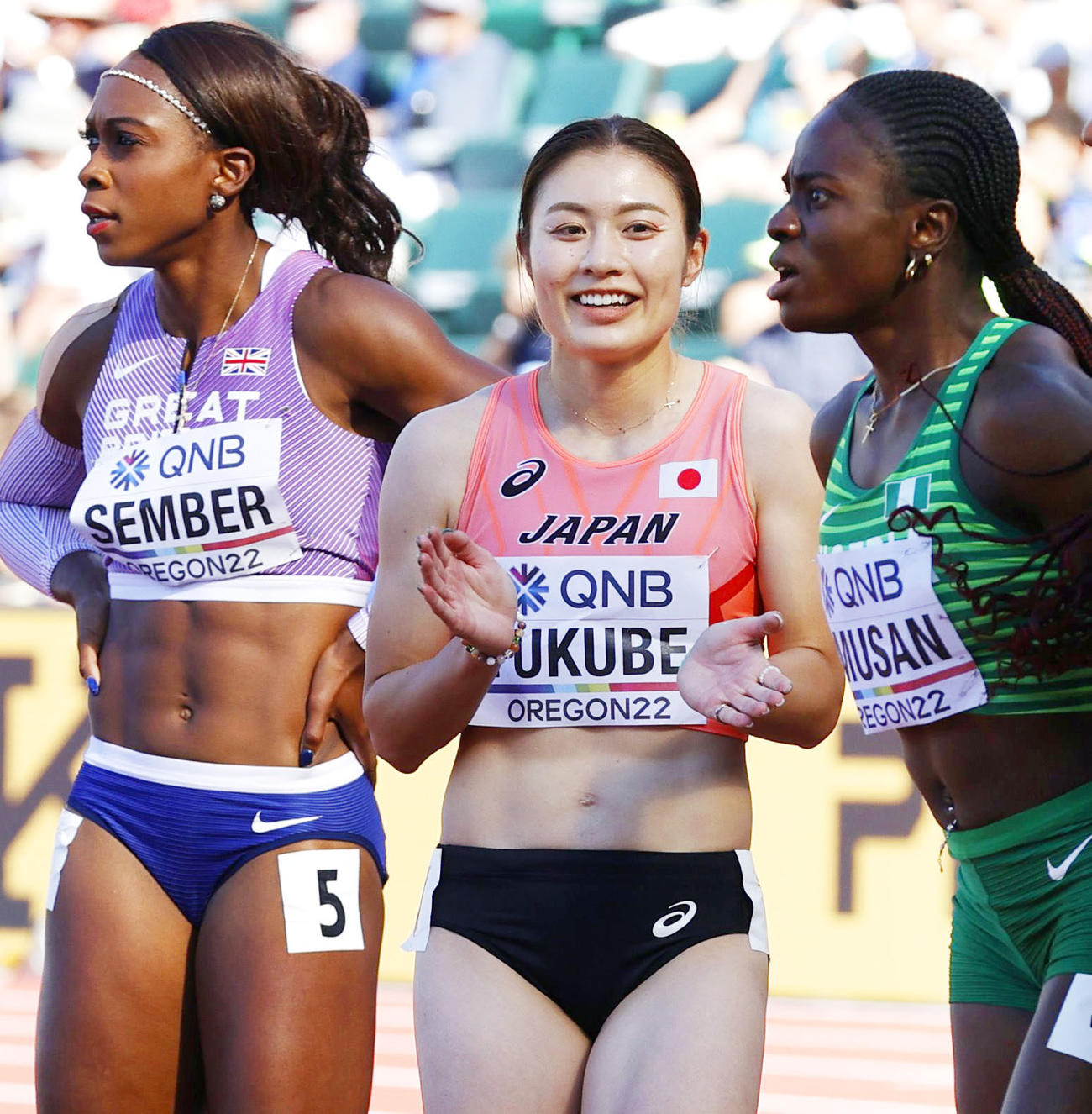女子100メートル障害準決勝を終えて笑顔の福部真子（中央）。12秒82の日本新をマークしたが決勝進出を逃した（代表撮影）