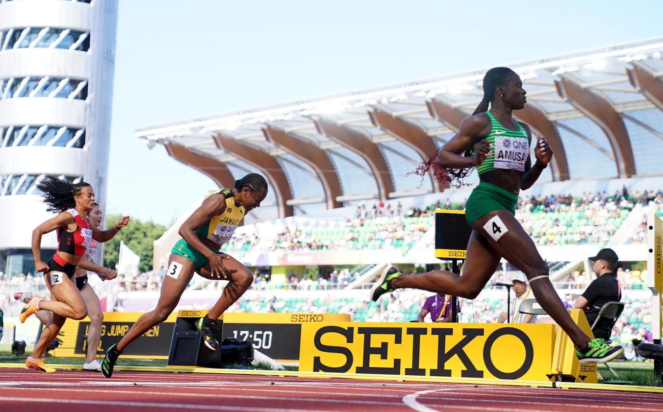 女子100メートル障害準決勝　世界新記録をマークしたナイジェリアのアムサン（右）（ロイター）