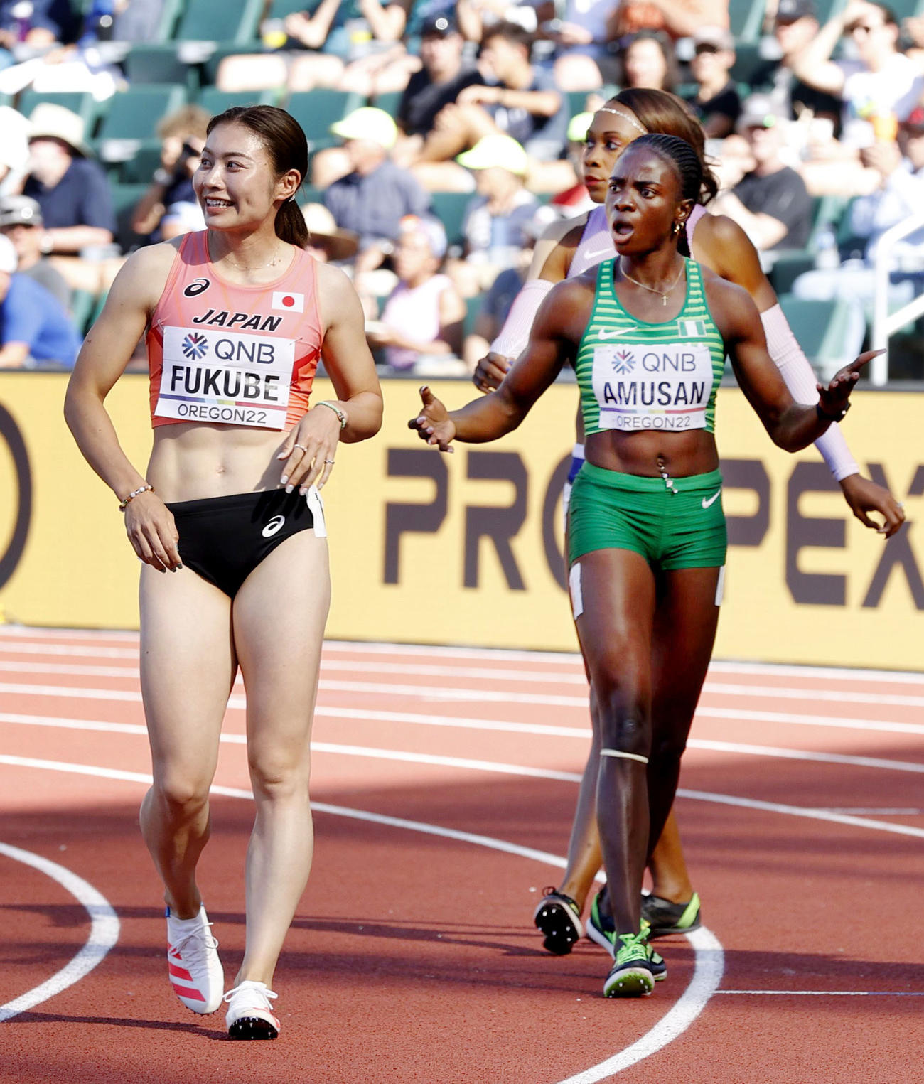 女子100メートル障害準決勝を終えた福部真子（左）とトビ・アムサン（代表撮影）