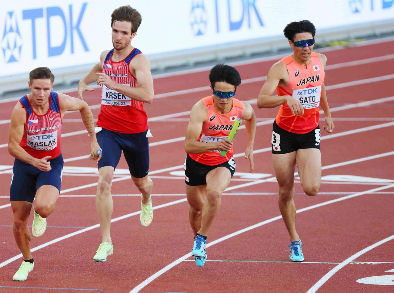 男子1600メートルリレー決勝　第1走者の佐藤風雅（右端）からバトンを受けて走り出す川端魁人＝ユージン（代表撮影）