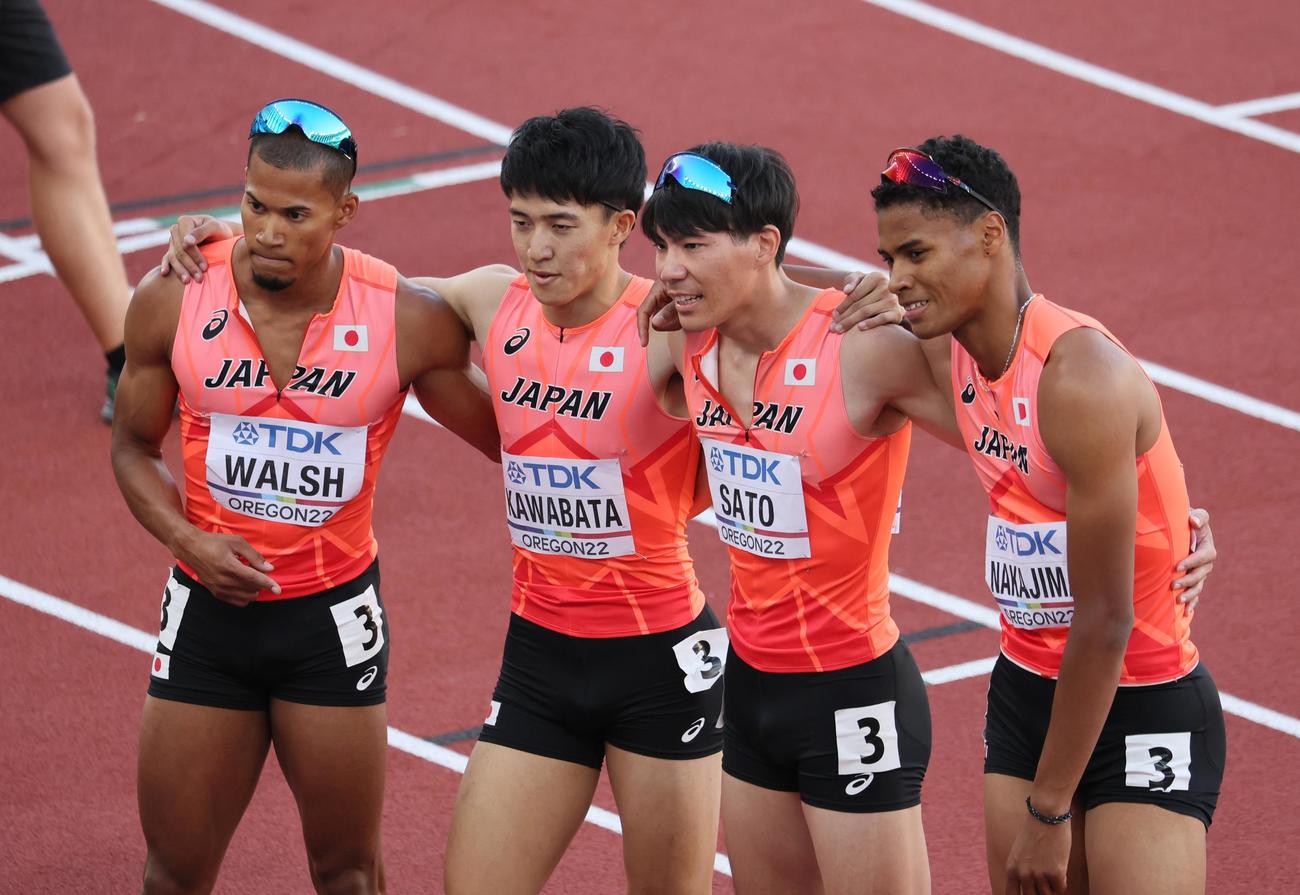 男子1600メートルリレーで4位に入り記念撮影に応じる（左から）ウォルシュ・ジュリアン、川端魁人、佐藤風雅、中島佑気ジョセフ（代表撮影）