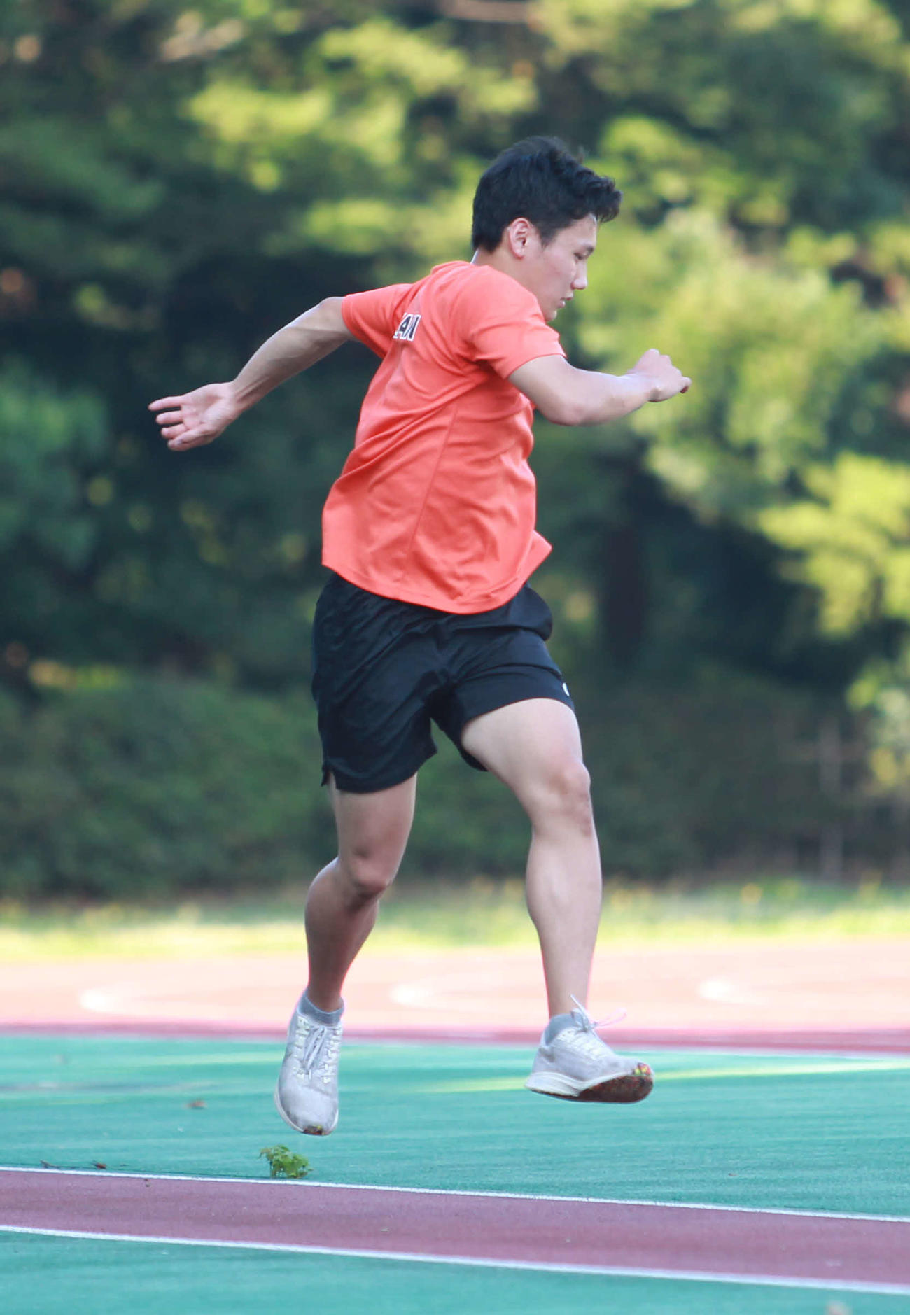 入念にウオーミングアップする関口