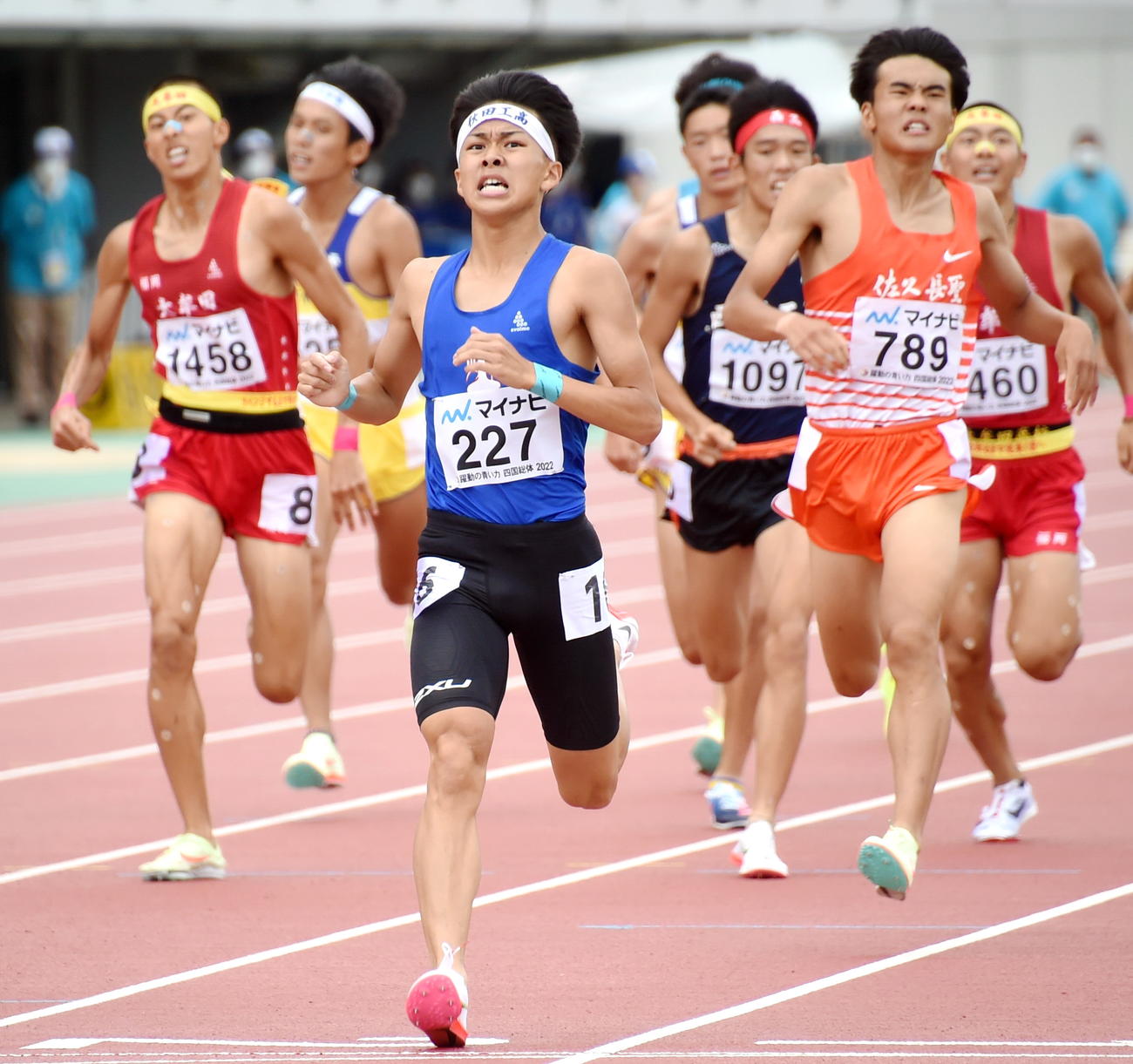 競り合いを制し、男子1500メートルで優勝した秋田工・大野（中央）（撮影・山田愛斗）