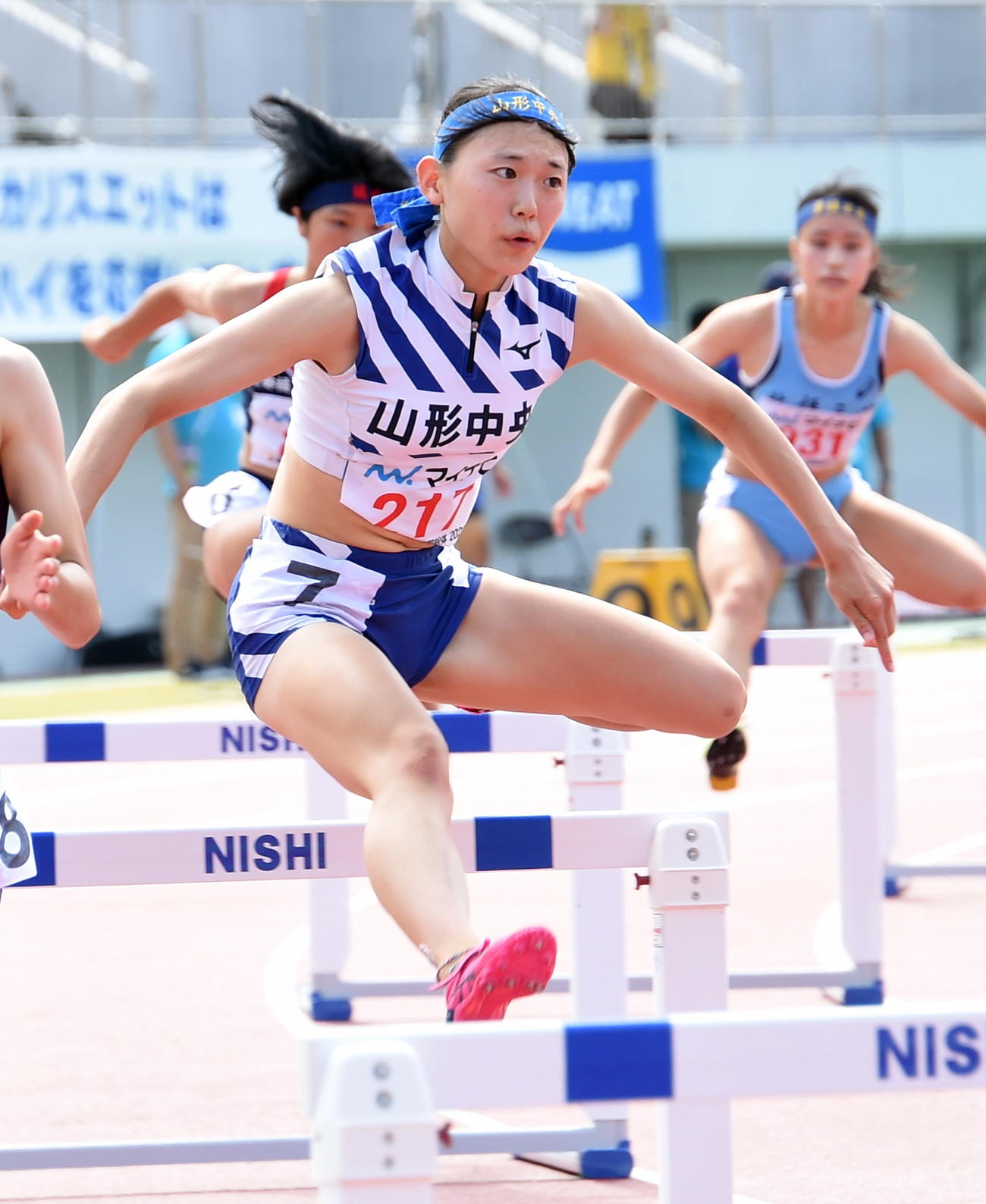 女子400メートル障害で2位に入った山形中央・柏倉