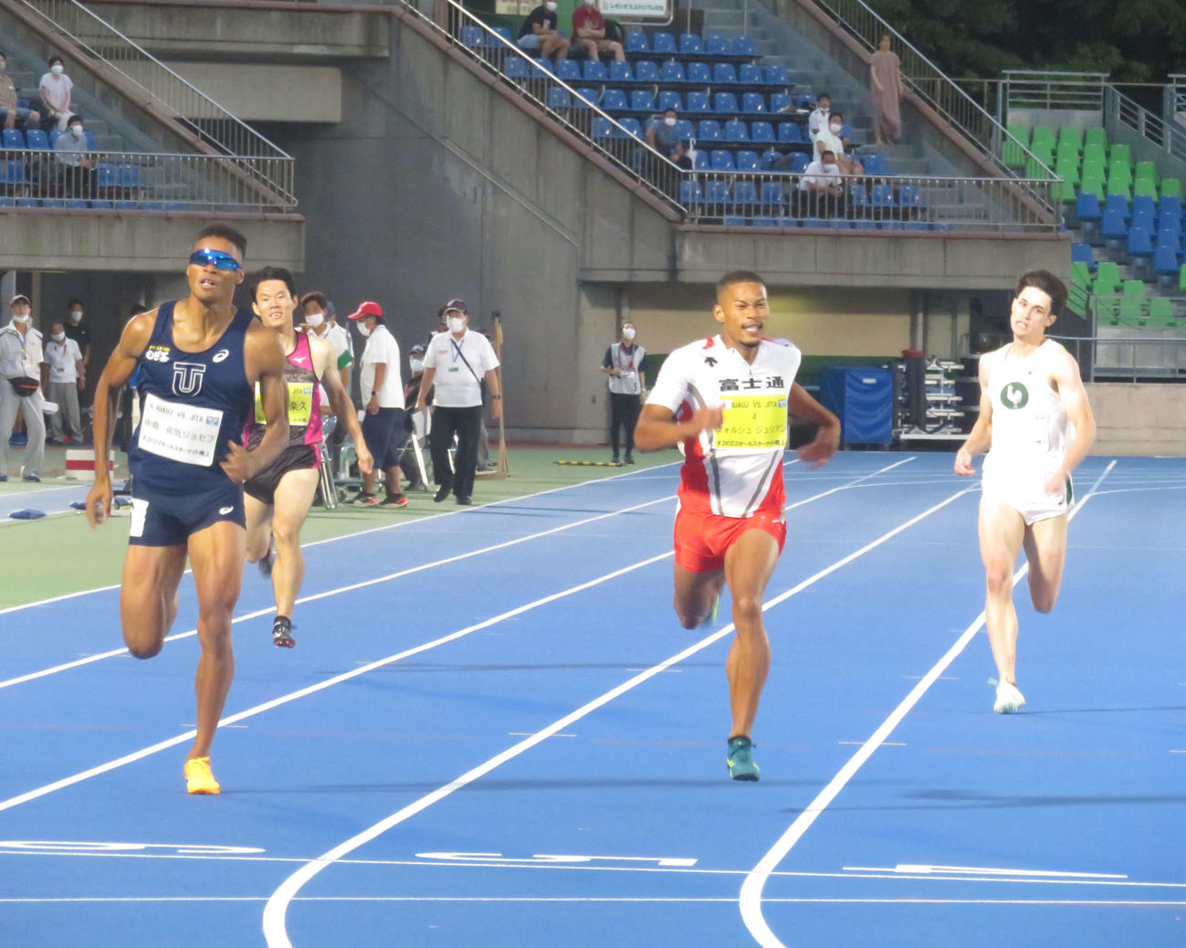 実業団学生対抗競技大会で優勝した中島佑気ジョセフ（左）と2位のウォルシュ・ジュリアン