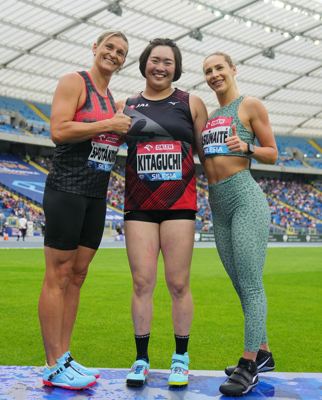 女子やり投げで優勝した北口（中央）（ロイター）