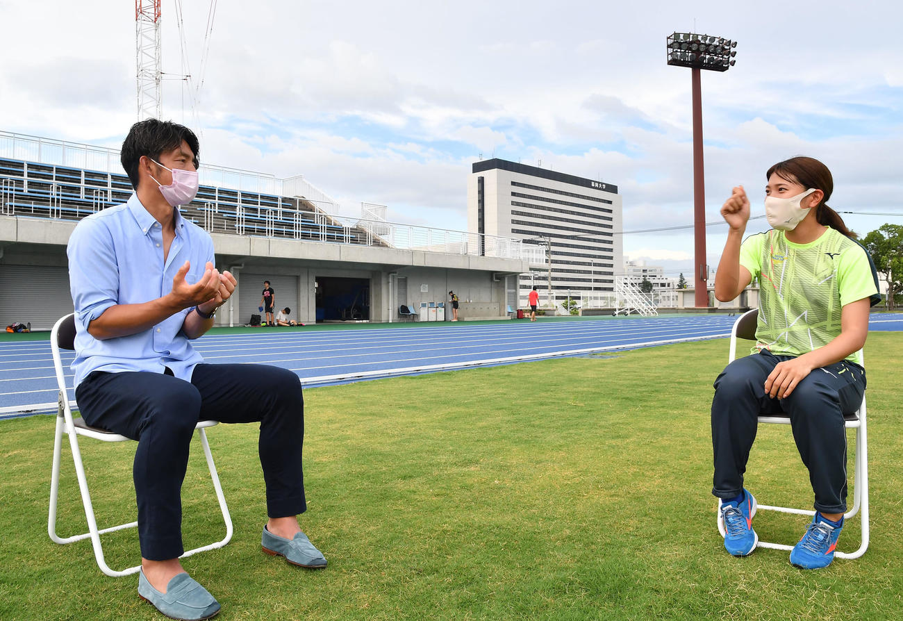 児玉（右）と対談する鳥谷氏（撮影・岩下翔太）