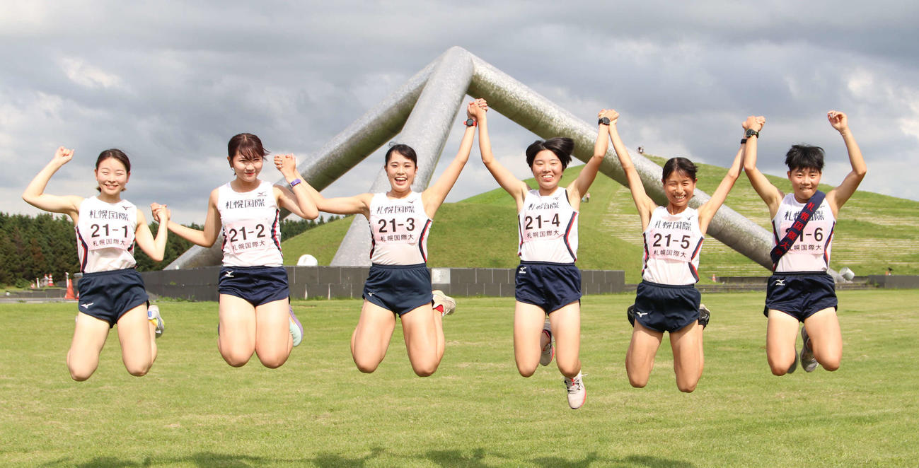 6連覇を決め喜ぶ札幌国際大の選手たち。左から1区錦、2区浜田、3区石川、4区矢田目、5区大西、6区黒川（撮影・山崎純一）