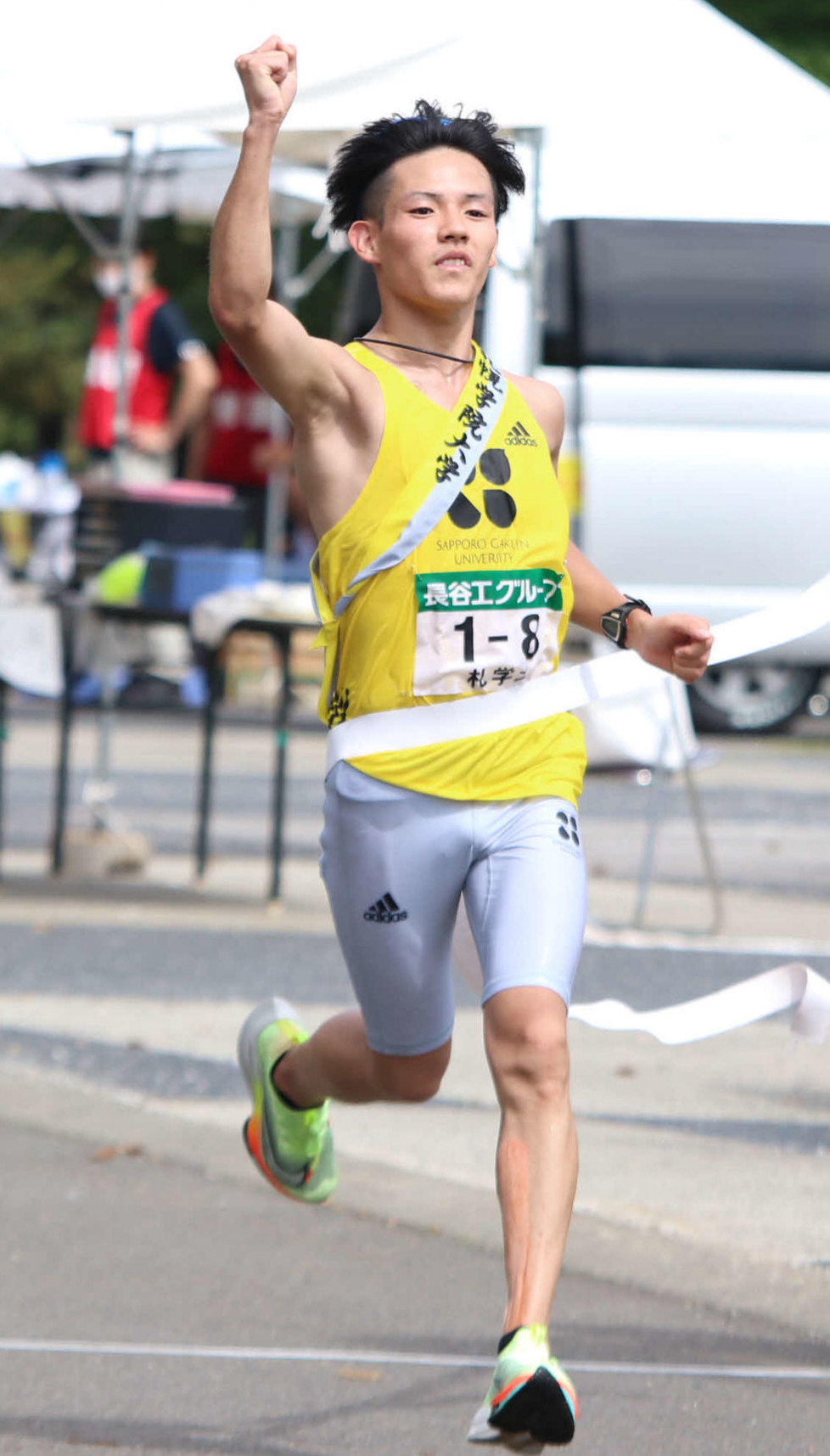 優勝のフィニッシュテープを切る札幌学院大・木村（撮影・山崎純一）