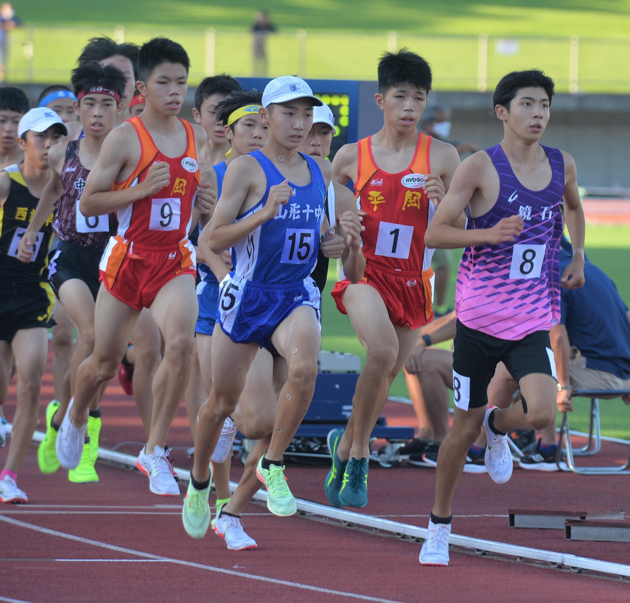 先頭に立ち集団を引っ張る増子（右端）