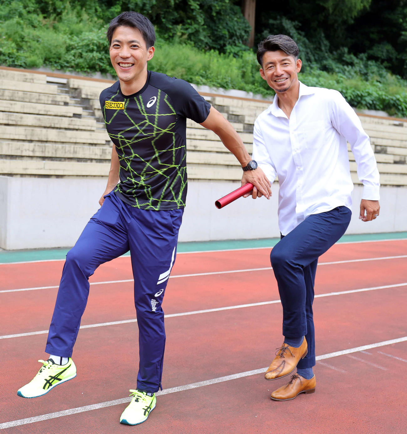 鳥谷氏（右）から山縣へ笑顔でバトンパス（撮影・野上伸悟）