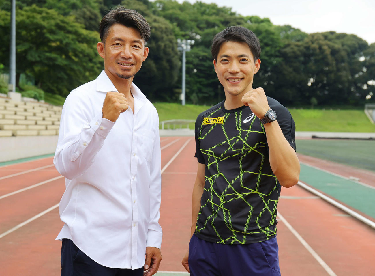 対談を終え笑顔でガッツポーズの鳥谷氏（左）と山縣（撮影・野上伸悟）